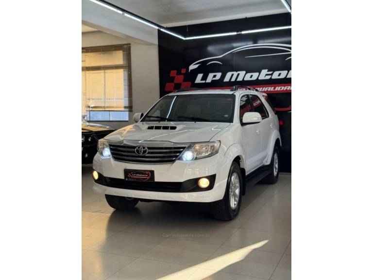 TOYOTA - HILUX SW4 - 2014/2014 - Branca - R$ 151.900,00